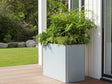 Hoher EDGY Pflanzkübel aus verzinktem Stahl an Hausfassade