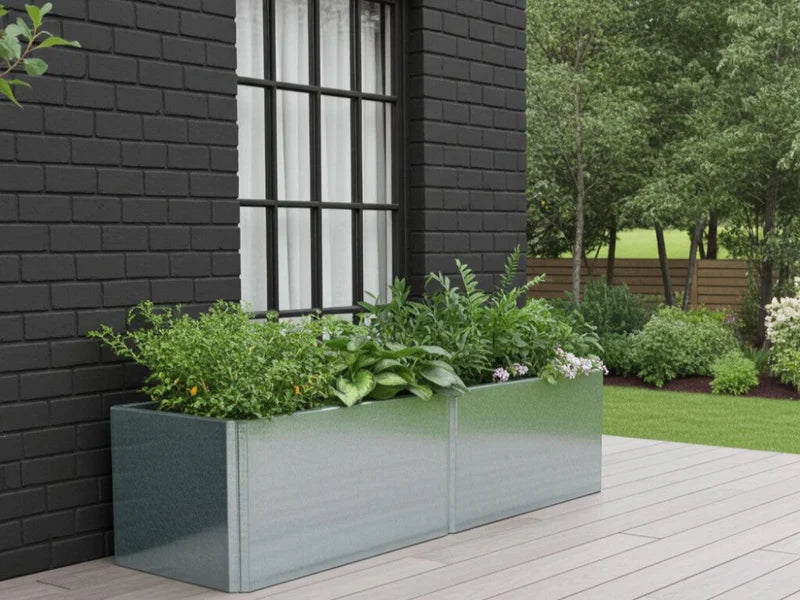 Langer EDGY Pflanzkübel aus verzinktem Stahl vor schwarzer Backsteinfassade
