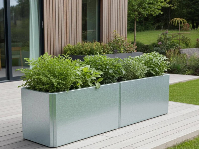 Langer flacher EDGY Pflanzkübel aus verzinktem Stahl auf der Terrasse