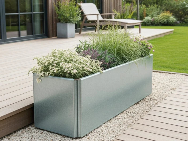 Niedriger rechteckiger EDGY Pflanzkübel aus verzinktem Stahl auf der Terrasse