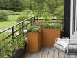 EDGY Winkel-Pflanzkübel aus Cortenstahl in hoher Ausführung auf Balkon