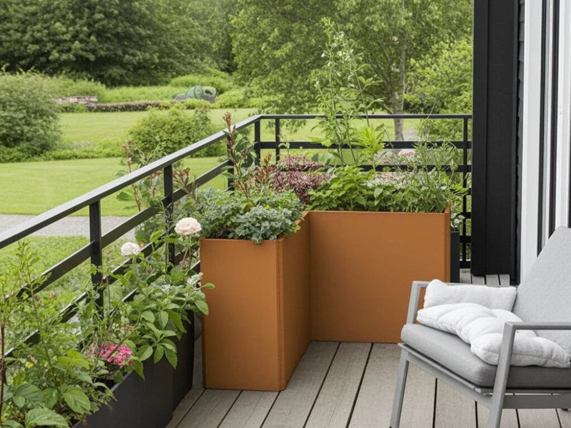 EDGY Winkel-Pflanzkübel aus Cortenstahl in hoher Ausführung auf Balkon