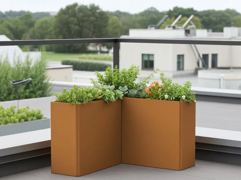 EDGY Winkel-Pflanzkübel aus Cortenstahl in hoher Variante auf Dachterrasse