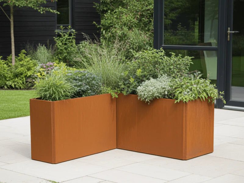 EDGY Winkel-Pflanzkübel aus Cortenstahl in hoher Ausführung als modulare Lösung