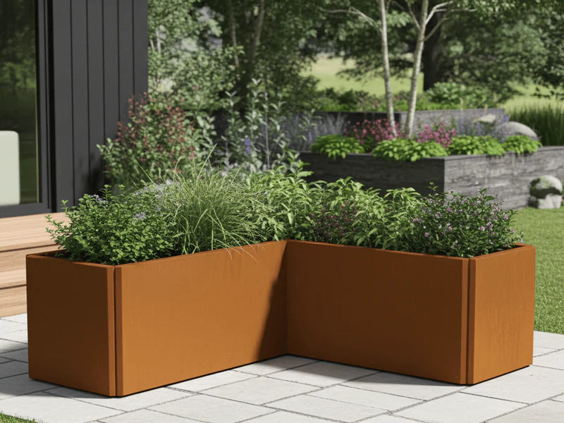 EDGY Winkel-Pflanzkübel aus Cortenstahl mit grüner Bepflanzung auf moderner Terrasse