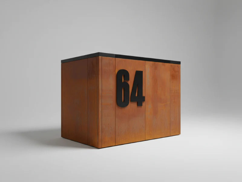 Hausnummer aus Cortenstahl auf kubischer Mülltonnenbox mit Patina