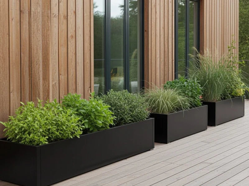 Rechteckige Hochbeete aus schwarzem Stahl mit grüner Bepflanzung
