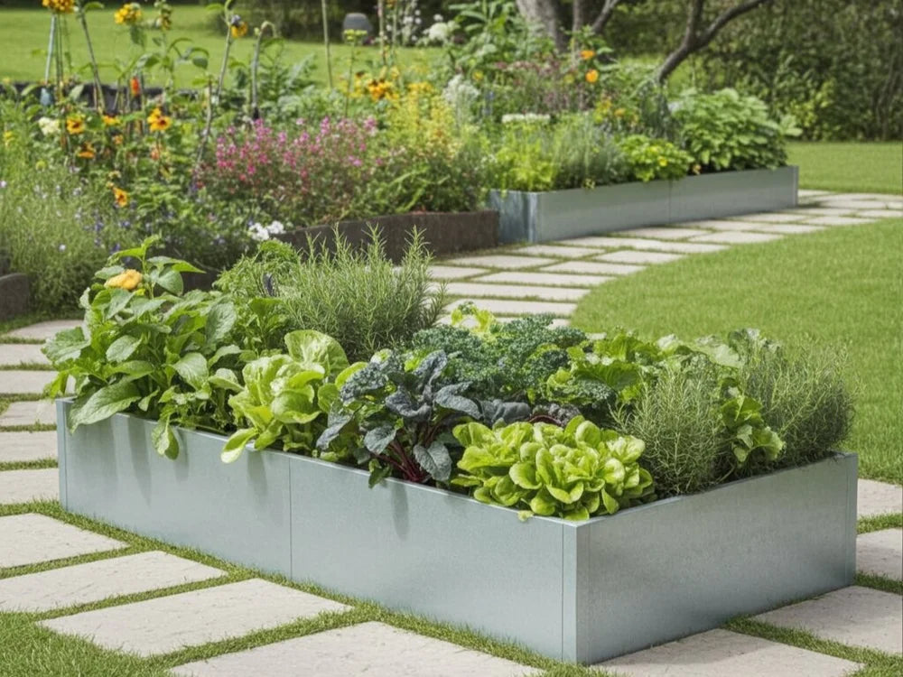 Hochbeet aus verzinktem Stahl mit Gemüse und Kräutern im modernen Garten