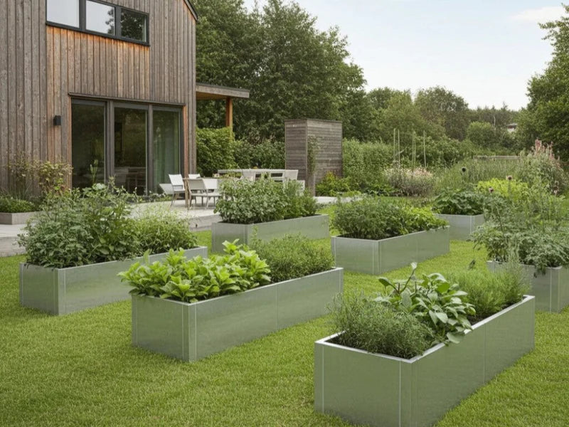 Hochbeete aus verzinktem Stahl mit Gemüse und Kräutern im modernen Villagarten