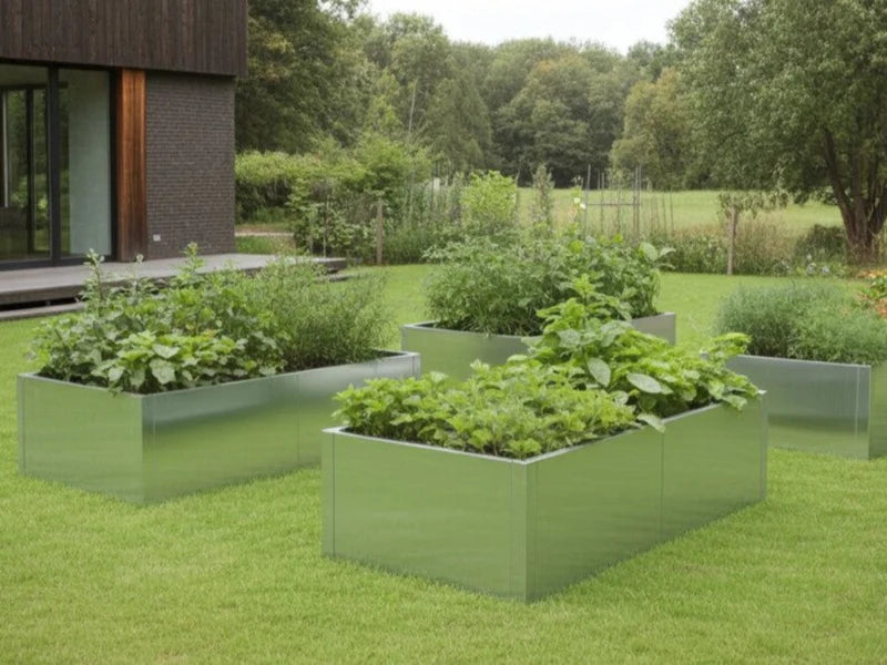 Hochbeet aus verzinktem Stahl mit Gemüse und Kräutern im naturnahen Garten