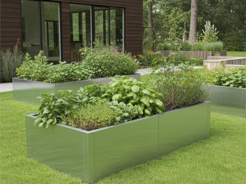 Hochbeet aus verzinktem Stahl mit Gemüse und Kräutern im Küchengarten bei Holzhaus