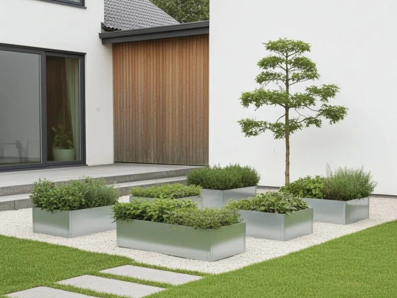 Hochbeete aus verzinktem Stahl mit Pflanzen im Garten bei modernem Haus