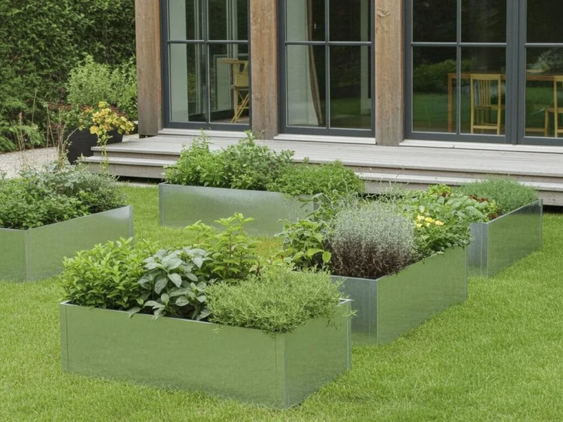 Hochbeete aus verzinktem Stahl mit Gemüse und Kräutern im Küchengarten