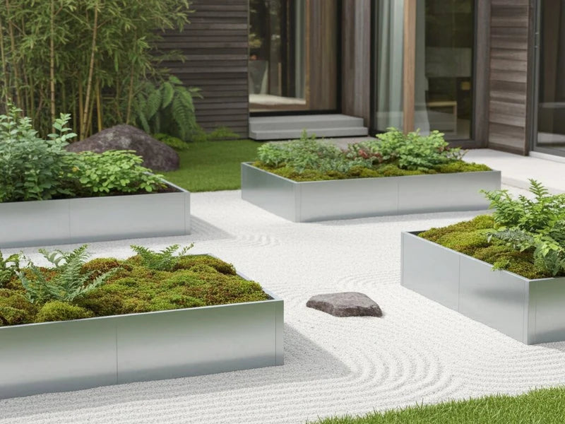 Hochbeete aus verzinktem Stahl mit Moos und Farnen in minimalistischer Gartenanlage