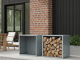 Modulares Holzlager aus grau lackiertem Stahl, leer und mit Kaminholz befüllt, an Hausfassade