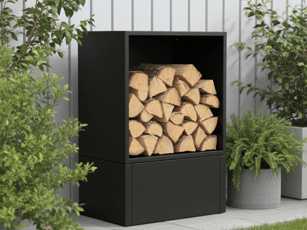 Holzlager aus schwarz lackiertem Stahl für den Außenbereich neben moderner Hausfassade