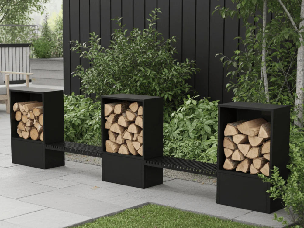 Modulare Holzlagerung aus schwarzem Stahl mit drei Einheiten im modernen Garten