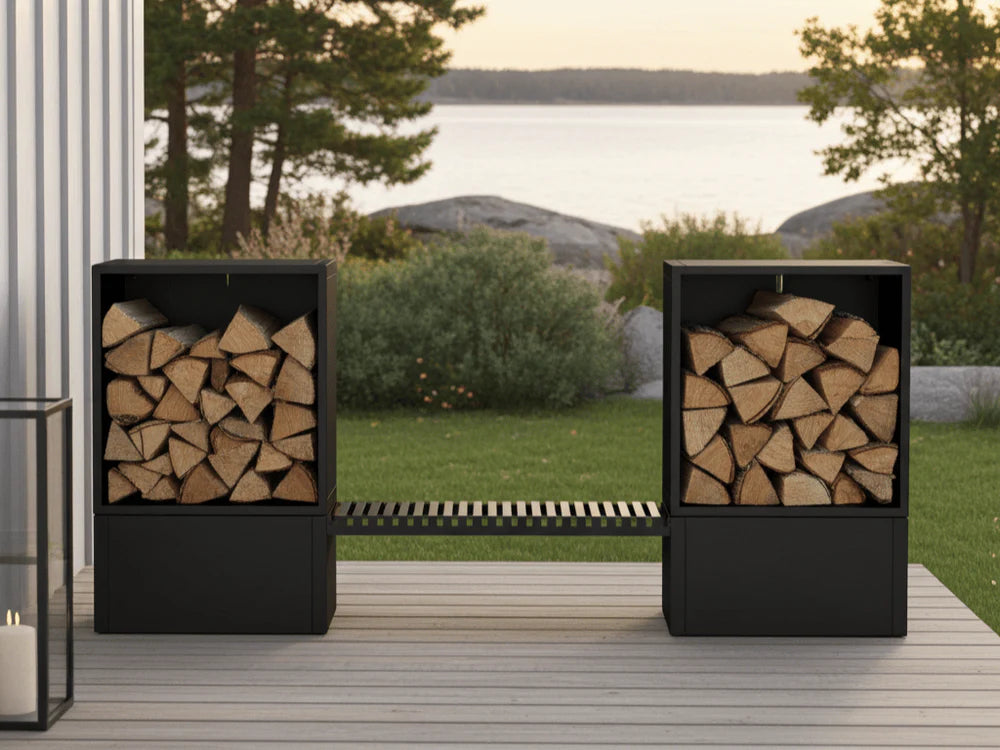 Kaminholz Aufbewahrung aus schwarz pulverbeschichtetem Stahl mit Sitzverbindung auf Holzterrasse