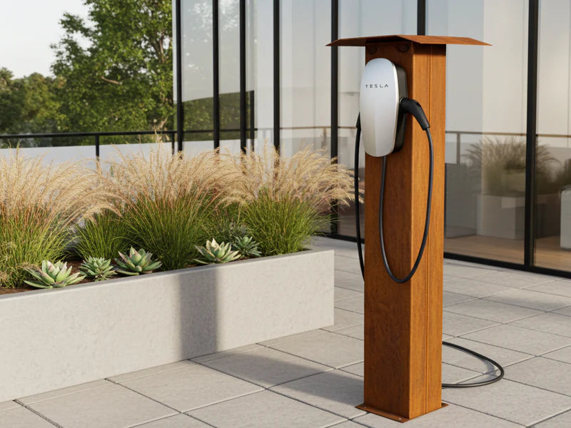 Ladesäule für Elektroauto aus Cortenstahl im Garten