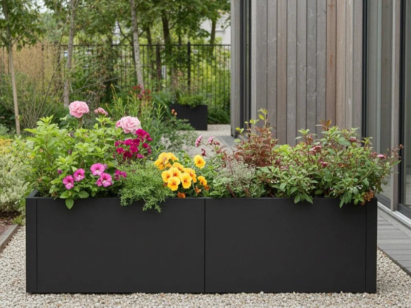 langer-pflanzkasten-schwarzstahl-blumen-garten