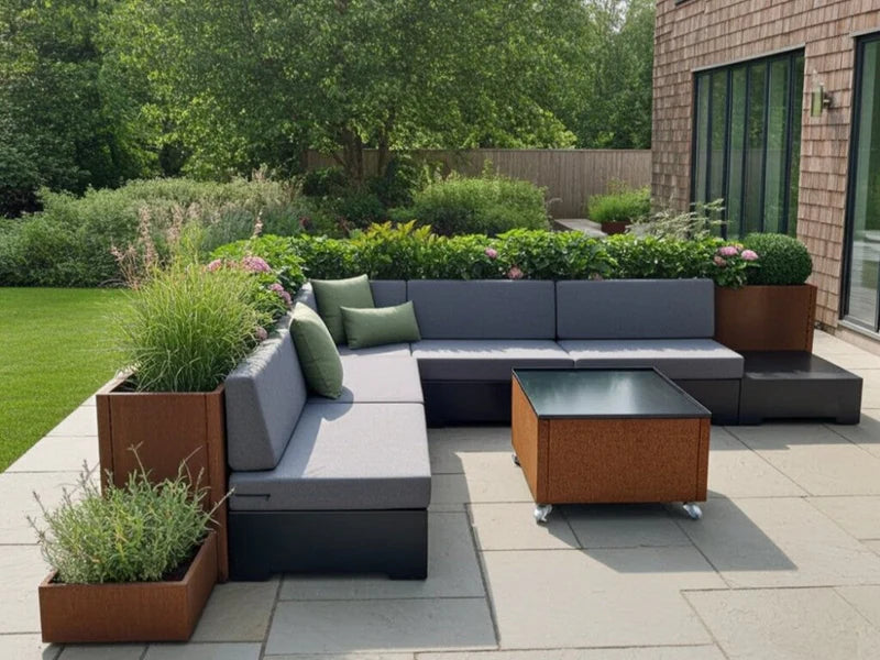 Lounge Sofa aus Cortenstahl mit Pflanzkästen