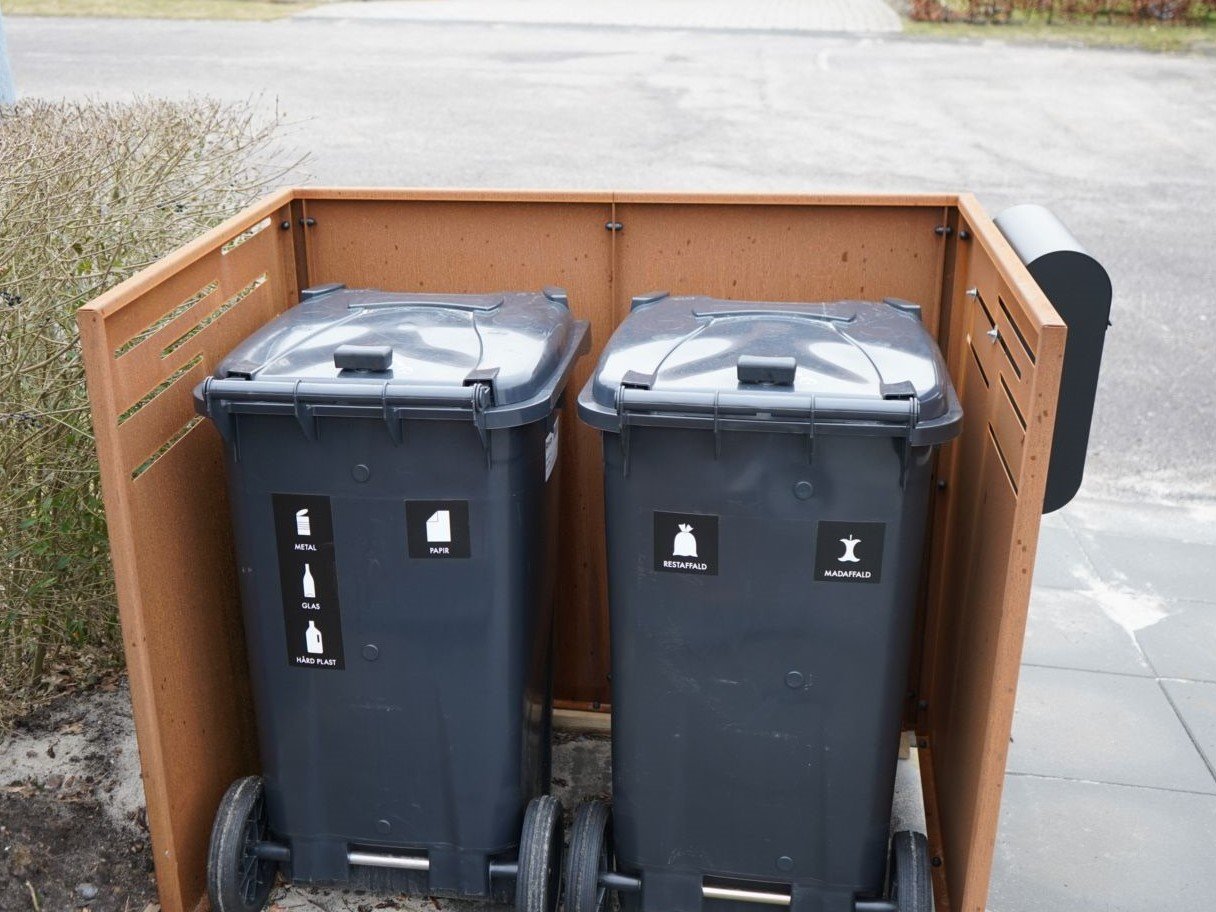 Mülltonnenverkleidung aus Cortenstahl für zwei Mülltonnen im Vorgarten
