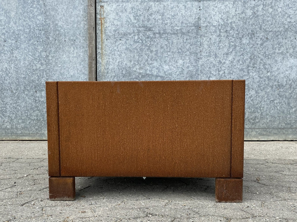 Pflanzkasten aus Cortenstahl med stabil konstruktion og fødder