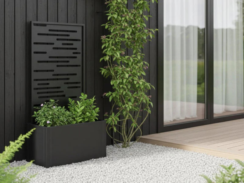 Pflanzkasten mit Rankhilfe aus schwarzem Stahl an moderner Holzfassade