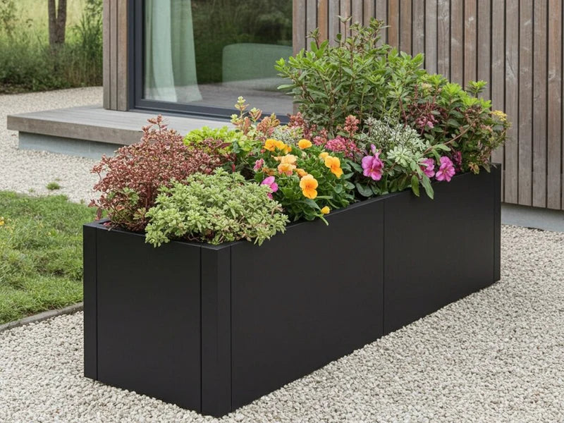 pflanzkasten-schwarzstahl-bunte-blumen-terrasse