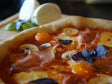 Hausgemachte Pizza mit knusprigem Boden bei hoher Hitze gebacken