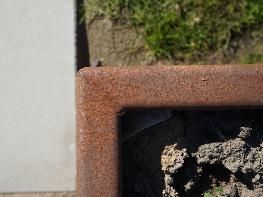 Detail einer Stützmauer aus Cortenstahl mit umgebogener Kante