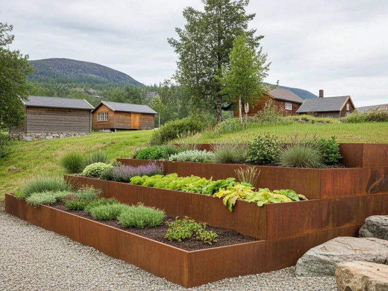 Stützmauer aus Cortenstahl im terrassierten Gartenbeet