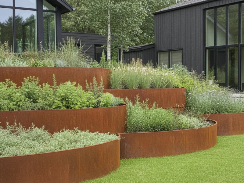 Gebogene Stützmauern aus Cortenstahl im modernen Garten