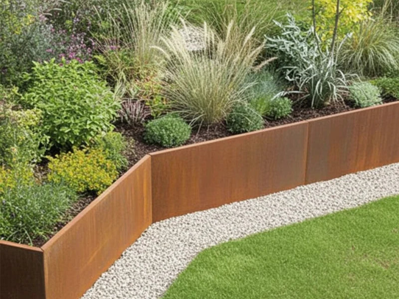 Individuell Innenwinkel 45 Grad für Stützmauer aus Cortenstahl im Gartenbeet