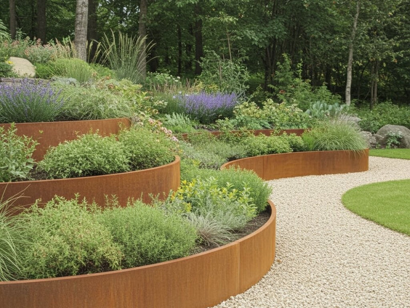 Organisch geformte Stützmauer aus Cortenstahl entlang eines Kieswegs