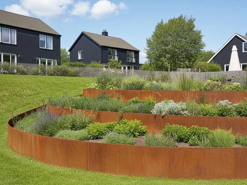 Terrassierte Stützmauer aus Cortenstahl mit Stauden im Villagarten