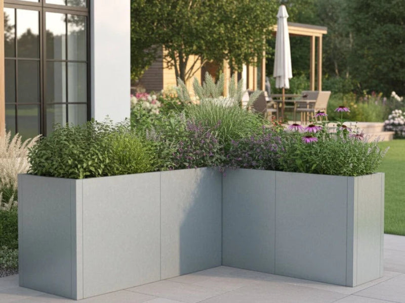 Hochbeet aus verzinktem Metall in Winkel-Form mit blühenden Pflanzen
