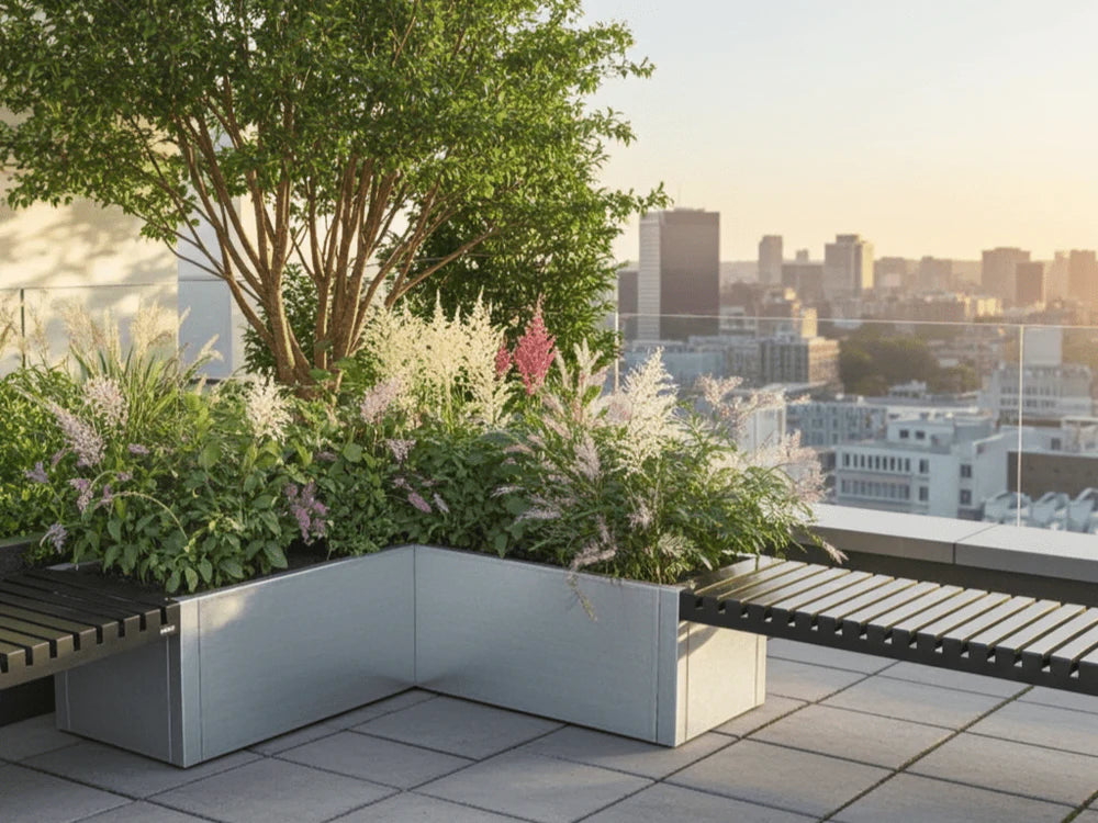Winkel Pflanzkasten aus verzinktem Stahl auf Dachterrasse mit Stadtblick