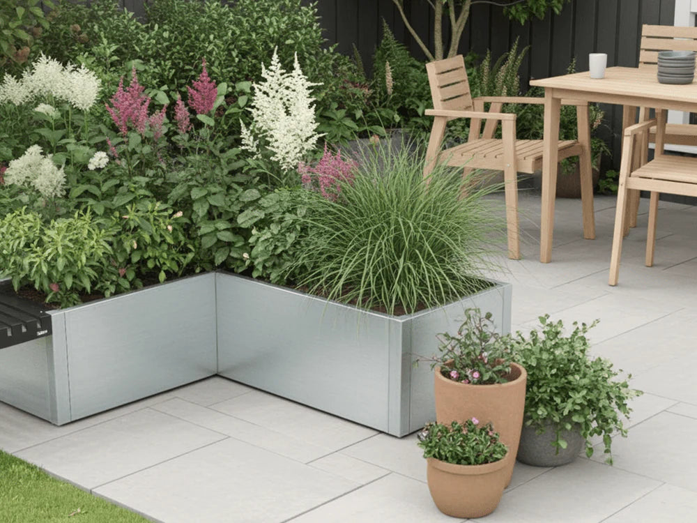 Winkel Pflanzkasten aus verzinktem Stahl mit Stauden und Ziergräsern auf Terrasse