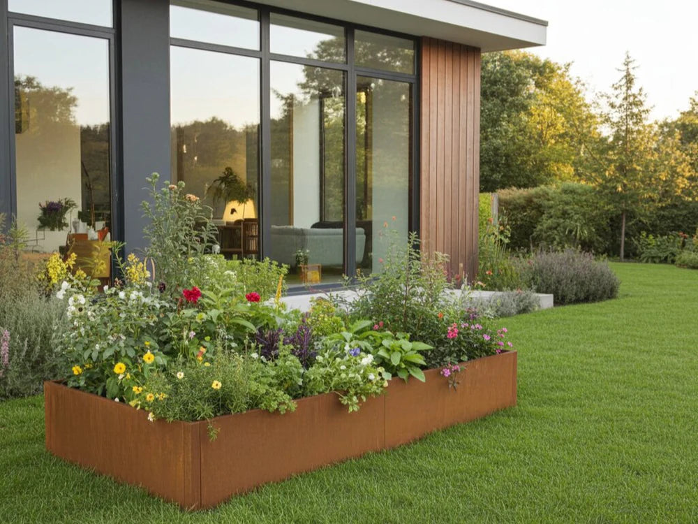 byJEMA CUBY Hochbeet aus Cortenstahl mit Blumen in modernem Garten
